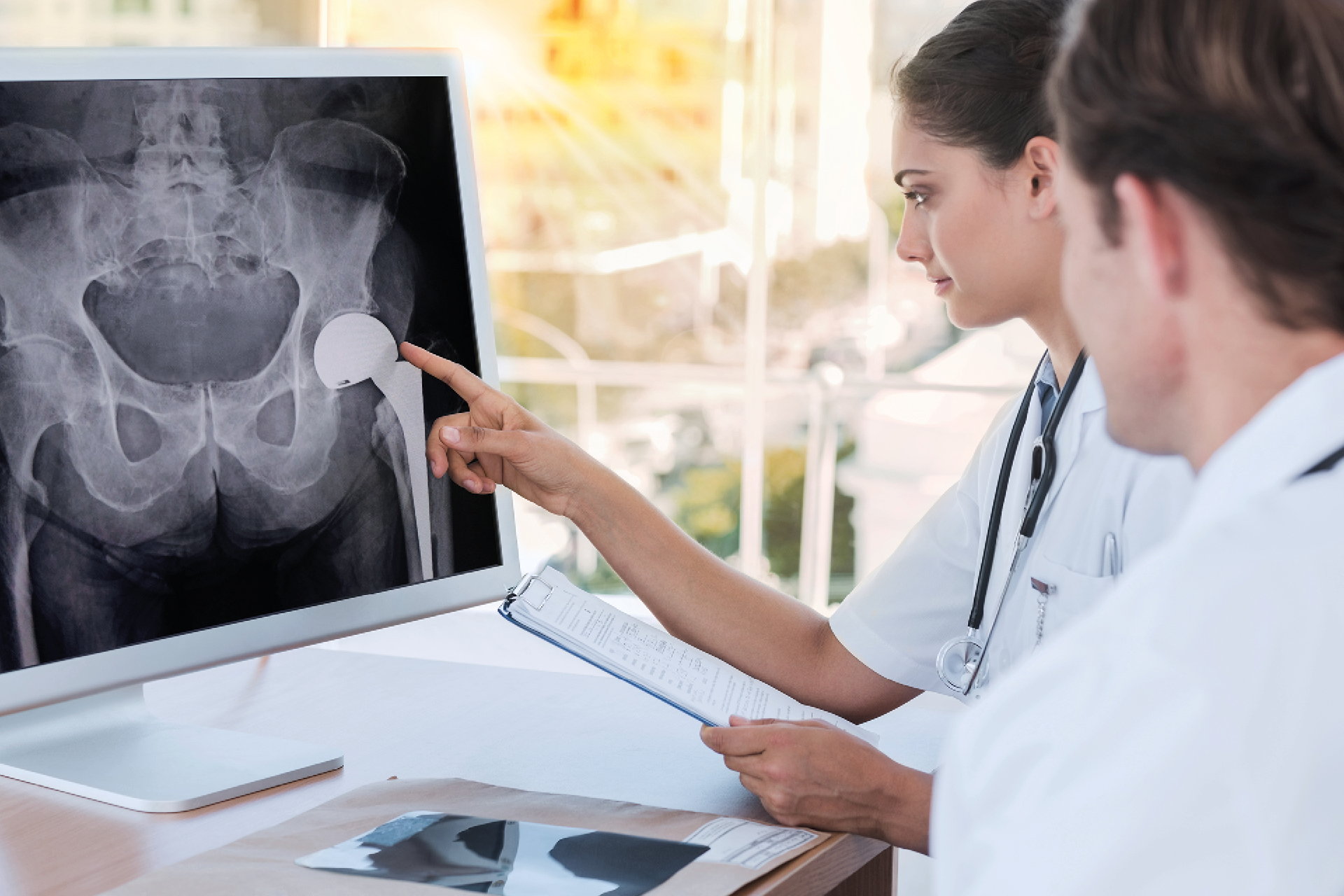 Doctor pointing at the screen of a computer while working with a colleague; Shutterstock ID 142837837; Purchase Order: GF MS; Job: Medical Key visual; Client/Licensee: GF Machining Solutions
